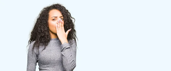 Menina Bonita Nova Com Cabelo Encaracolado Entediado Bocejo Cansado Cobrindo — Fotografia de Stock