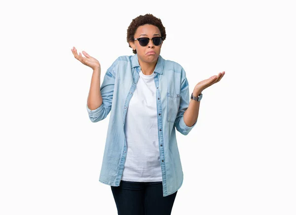 Beautiful Young African American Woman Wearing Sunglasses Isolated Background Clueless — Stock Photo, Image