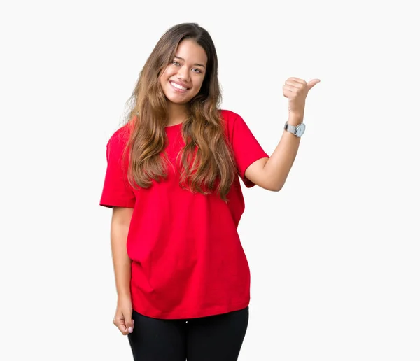 Μελαχρινή Νεαρή Όμορφη Γυναίκα Φοράει Κόκκινο Shirt Πέρα Από Απομονωμένο — Φωτογραφία Αρχείου