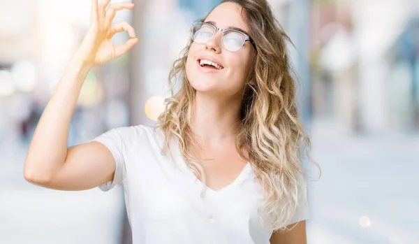 Linda Jovem Loira Usando Óculos Sobre Fundo Isolado Sorrindo Positivo — Fotografia de Stock