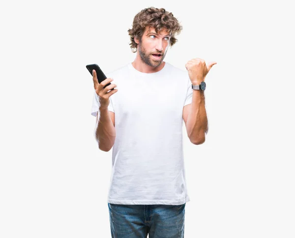 Handsome Hispanic Man Modell Som Sender Melding Med Smarttelefon Isolert – stockfoto