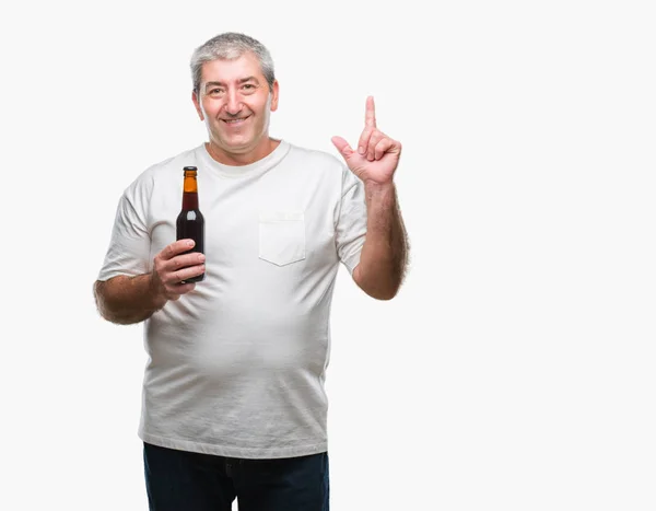 Красивый Пожилой Человек Пьет Бутылку Пива Изолированном Фоне Удивленный Идеей — стоковое фото