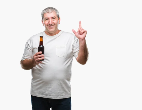 Knappe Man Van Senior Drinken Bierfles Geïsoleerd Achtergrond Verrast Met — Stockfoto