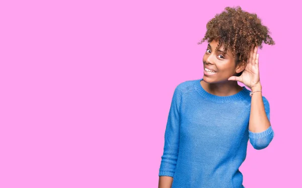 Linda Jovem Afro Americana Sobre Fundo Isolado Sorrindo Com Mão — Fotografia de Stock