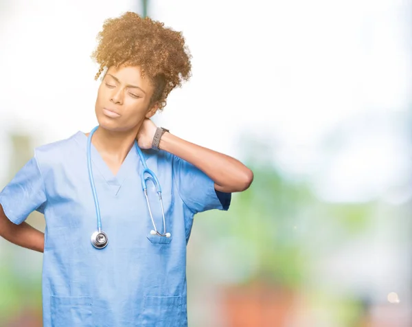 Junge Afrikanisch Amerikanische Ärztin Mit Isoliertem Hintergrund Leidet Unter Nackenschmerzen — Stockfoto