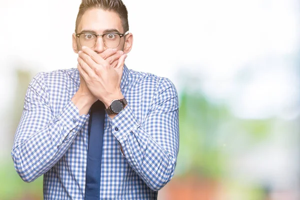 Joven Hombre Negocios Con Gafas Sobre Fondo Aislado Sorprendió Cubriendo —  Fotos de Stock