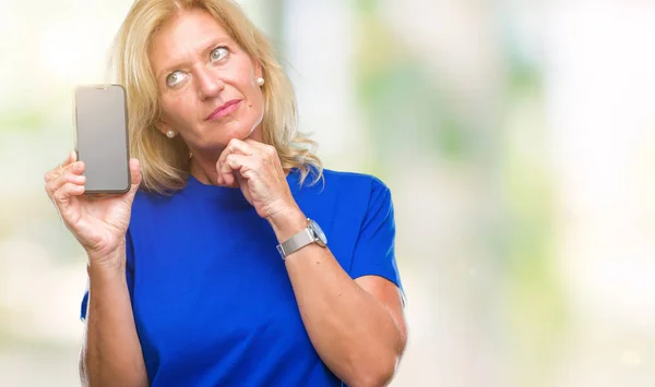 Blonde Frau Mittleren Alters Zeigt Leeren Bildschirm Des Smartphones Über — Stockfoto