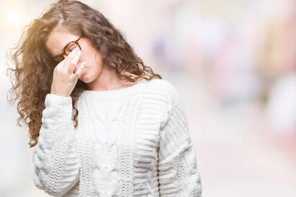 Schöne Brünette Lockige Haare Junge Mädchen Tragen Winterpullover Über Isoliertem — Stockfoto