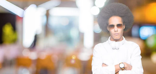Junger Afrikanisch Amerikanischer Mann Mit Afrohaaren Sonnenbrille Und Kopfhörer Skeptisch — Stockfoto