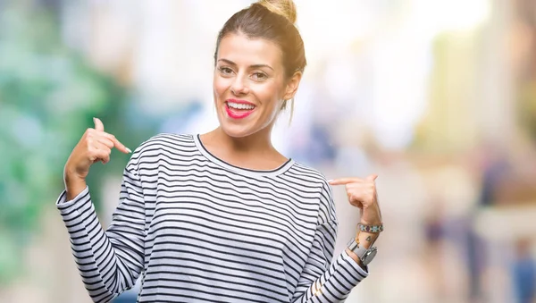 Giovane Bella Donna Casual Strisce Maglione Sfondo Isolato Guardando Fiducioso — Foto Stock