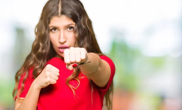 Junge Schöne Frau Lässigem Shirt Mit Faustschlägen Zum Kampf Aggressiven — Stockfoto