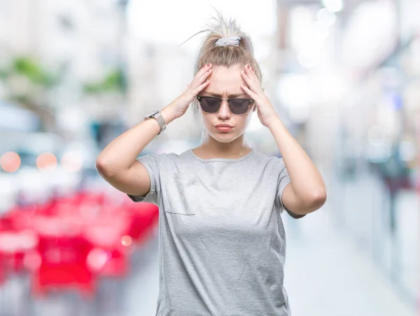 Młoda Kobieta Blonde Noszenie Okularów Przeciwsłonecznych Białym Tle Cierpiących Ból — Zdjęcie stockowe