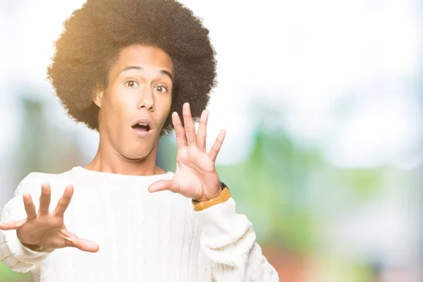 Unga Afroamerikanska Man Med Afro Hår Vinter Tröja Rädd Och — Stockfoto