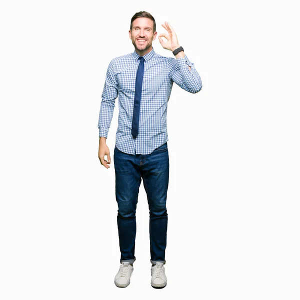 Όμορφος Επιχείρηση Άνθρωπος Φορώντας Γραβάτα Χαμογελώντας Θετική Κάνει Εντάξει Σύμβολο — Φωτογραφία Αρχείου