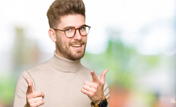 Joven Hombre Negocios Guapo Con Gafas Que Señalan Los Dedos —  Fotos de Stock