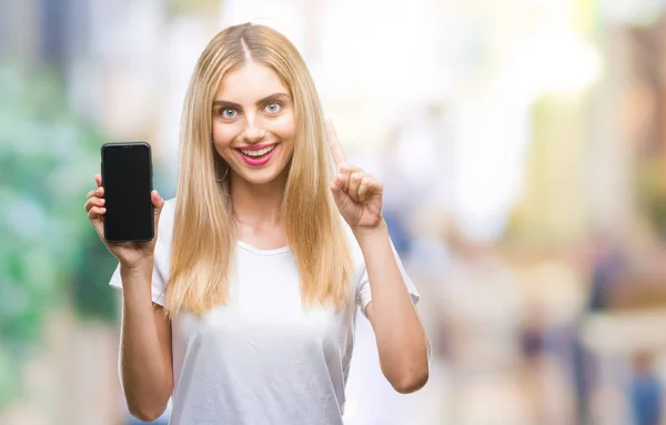 Genç Güzel Sarışın Kadın Gösteren Smartphone Üzerinde Arka Plan Ile — Stok fotoğraf