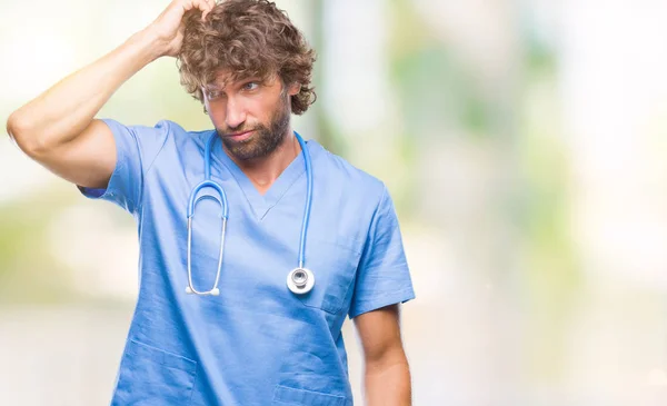 Knappe Hispanic Chirurg Dokter Man Geïsoleerde Achtergrond Verwarren Vraag Vraag — Stockfoto