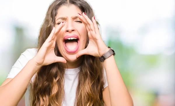 Junge Schöne Frau Trägt Legeres Weißes Shirt Und Schreit Laut — Stockfoto