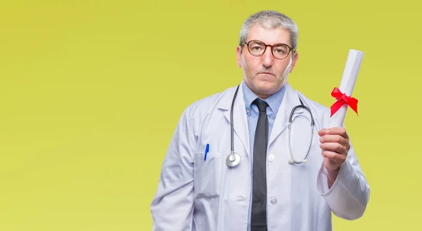 Bonito Médico Sênior Homem Segurando Papel Grau Sobre Fundo Isolado — Fotografia de Stock