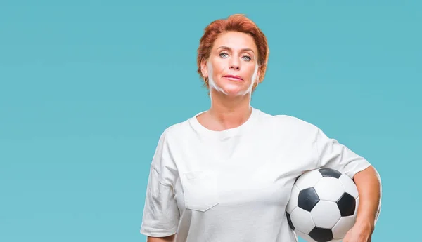 Mulher Ruiva Caucasiana Sênior Atrativa Segurando Bola Futebol Sobre Fundo — Fotografia de Stock