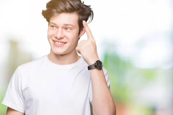 Junger Gutaussehender Mann Lässigem Weißem Shirt Vor Isoliertem Hintergrund Lächelnd — Stockfoto