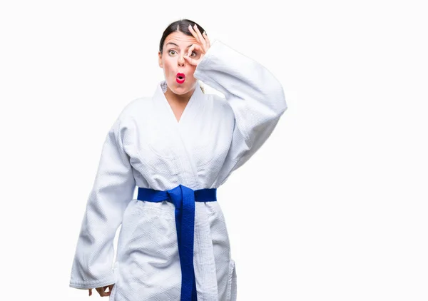 Giovane Bella Donna Che Indossa Uniforme Kimono Karate Sfondo Isolato — Foto Stock