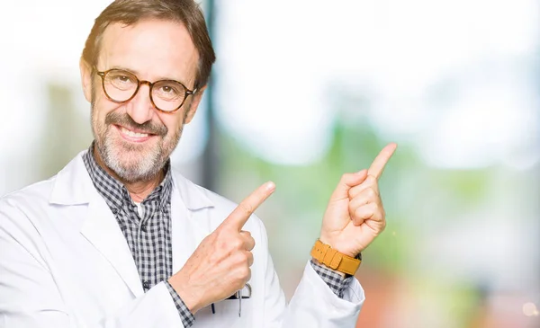 Médico Mediana Edad Con Abrigo Médico Sonriendo Mirando Cámara Apuntando — Foto de Stock