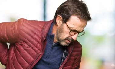 El ile geri, kas ağrısı dokunmadan acı sırt ağrısı, orta yaş yakışıklı adam gözlük ve kış ceket