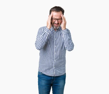 Üzerinde gözlük takan yakışıklı orta yaş zarif üst düzey iş adamı izole arka plan baş baş ağrısı için el ile çünkü stres. Migren muzdarip.