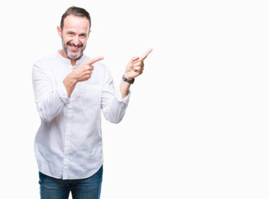 Orta yaş ağarmış komuta sizde gülümseyen ve iki elleri ve parmakları ile tarafına işaret kamera bakarak izole arka plan üzerinde.