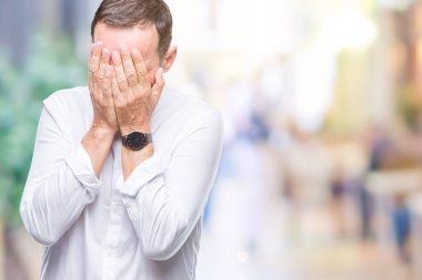 Orta yaş yüz eller ile ağlayarak süre kapsayan üzgün ifade ile izole arka plan üzerinde ağarmış komuta sizde. Depresyon kavramı.