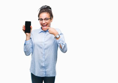 Genç izole arka el ve parmak ile işaret çok mutlu üzerinde saç Afro-Amerikan iş kız gösteren ekran smartphone örgülü