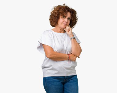 Çene düşünme hakkında soru, dalgın ifade üzerine el ile arka plan üzerinde beyaz t-shirt giyen güzel orta ager üst düzey kadın izole. Düşünceli yüzüyle gülümsüyor. Şüphe kavramı.