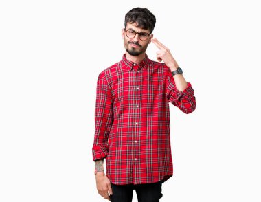 Genç yakışıklı adam gözlük izole üzerinde çekim ve öldürmek kendini el ve parmaklara baş, intihar jest işaret arka plan.