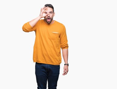 Sürpriz yüz, göz parmaklarının arasından seyir yakışıklı delikanlı ok jest yapıyor izole arka plan üzerinde şok. İmansız ifade.