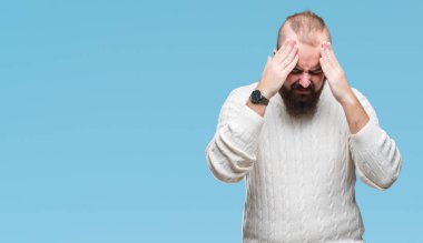 Çünkü üzerinde kış kazak giyen genç beyaz hipster adam arka plan baş baş ağrısı için el ile izole stres. Migren muzdarip.