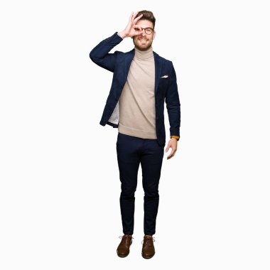 El gülümseyen, ok jest yapıyor genç yakışıklı iş adam gözlük göz parmakları ile mutlu yüz üzerinden seyir.