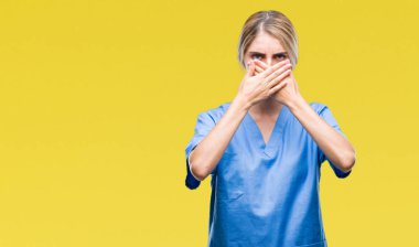 Genç güzel sarışın doktor cerrah hemşire kadın izole arka plan ağız hata için elleriyle kapsayan şok yüzünden. Gizli kavramı.