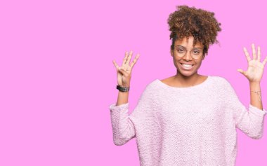 Güzel genç Afro-Amerikan kadın gözlük gösterilen ve parmakları ile işaret izole arka plan üzerinde dokuz kendinden emin ve mutlu gülümseyerek iken numara.