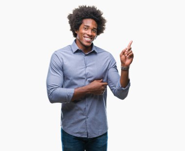 Kameraya bakarak yan el ve parmak ile işaret Afro Amerikalı adam yüzünde kocaman bir gülümseme ile izole arka plan üzerinde.