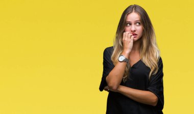 Genç güzel sarışın kadın yüzünden stresli ve gergin ile izole arka plan tırnak ısırma dudaklarından eller. Anksiyete sorunu.