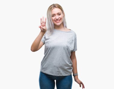 Sarışın genç kadın gösterilen ve parmakları ile işaret izole arka plan üzerinde üçüncü ise kendinden emin ve mutlu gülümseyerek.