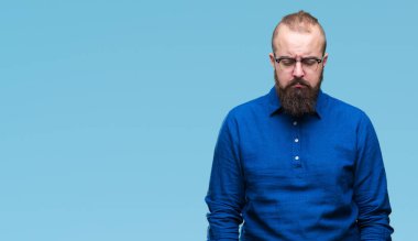 Kızgın ve korkmuş ağlıyor Genç beyaz hipster adam gözlüklü depresif izole arka plan ve sıkıntı, endişe. Üzgün ifade.