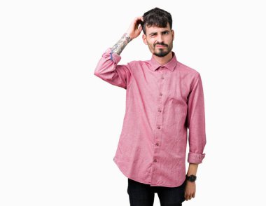 Yakışıklı delikanlı izole arka plan üzerinde pembe gömlek giymiş yanıltır ve soru hakkında merak ediyorum. Şüphe, kafasına el ile düşünme ile belirsiz. Dalgın kavramı.