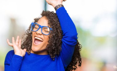 Kızgın ve silah ile başarı için deli kutluyor gözlük takıyorsun kıvırcık saçlı Genç güzel bir kadınla kaldırdı ve heyecanlı çığlık gözler kapalı. Kazanan kavramı