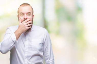 İzole arka plan ağız hata için elleriyle kapsayan şok Genç beyaz hipster adam. Gizli kavramı.