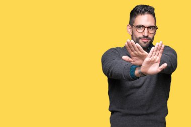 Yakışıklı delikanlı izole arka plan ret ifade geçiş silah ve avuç içi eksi işareti, kızgın surat yapıyor üzerinde gözlük