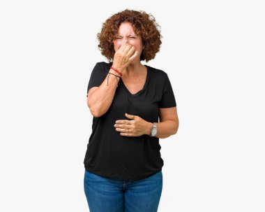 Güzel orta ager izole arka plan bir şey pis ve iğrenç kokulu, dayanılmaz koku, holding nefes burun parmaklar ile kadın kıdemli. Kötü kokuyor kavramı.