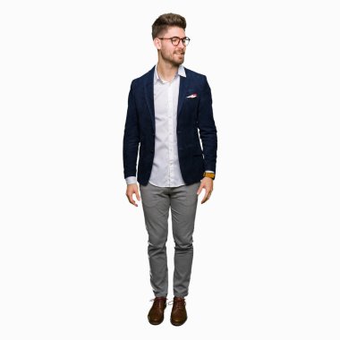 Uzak tarafına yüzünde, doğal ifade gülümseme ile seyir gözlüklü genç yakışıklı iş adamı. Kendine güvenen gülüyor.