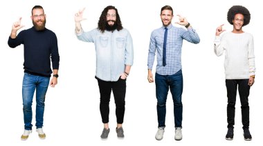 Kolaj Grup Genç üzerinde beyaz bir arka plan gülümseyen ve süre seyir ve kamera boyutu işaret parmaklarıyla yapıyor el ile kendinden emin eller izole. Ölçü kavramı.